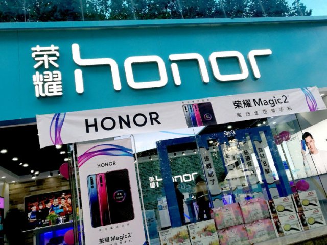 Huawei Honor смартфон брендини сотувга қўйди